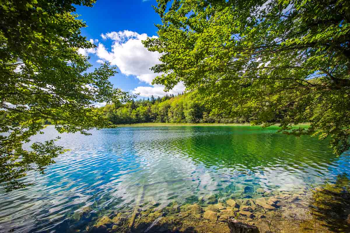 emerald color in lac de maclu jura france