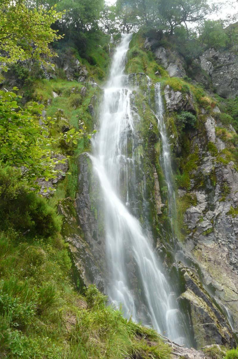 tabayón del mongayu waterfall hiking asturias spain