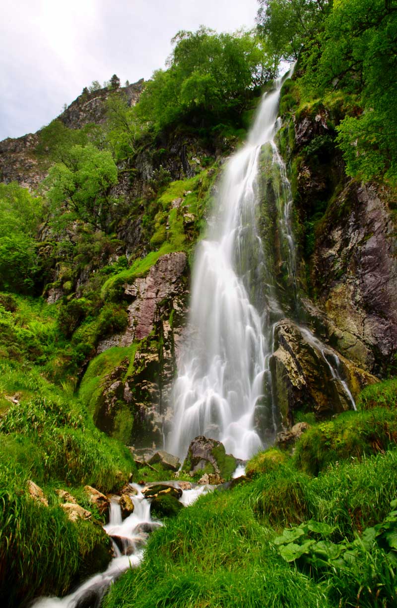 walking in asturias to the tabayon del mongayu waterfall
