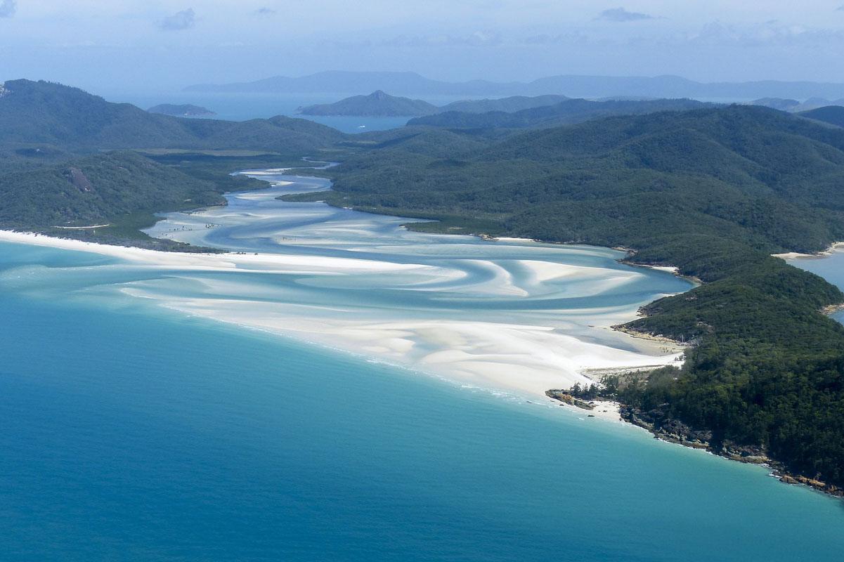 whitsunday islands are one of the top lanmarks of queensland