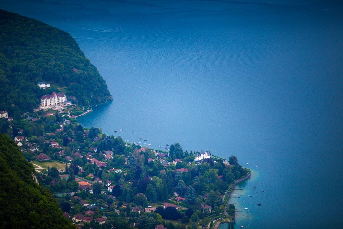 big houses on the shore of the lake