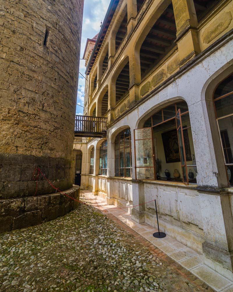 building next to the keep