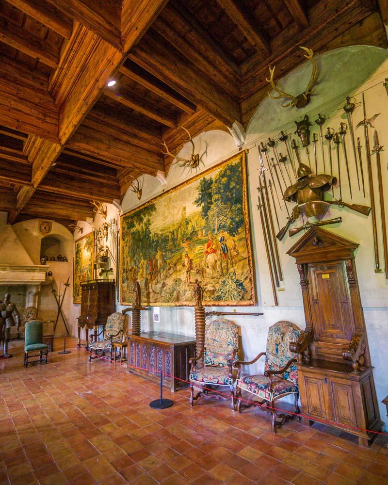 salle des chevaliers chateau de montrottier