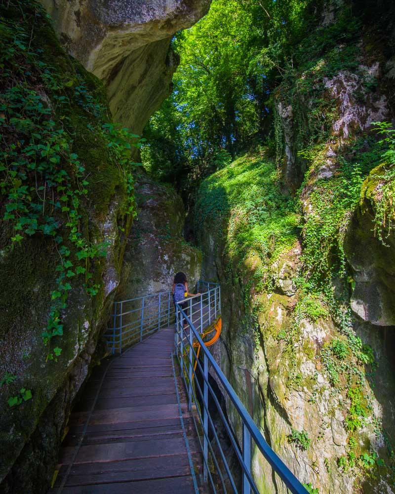 nesrine going in the gorges du fier