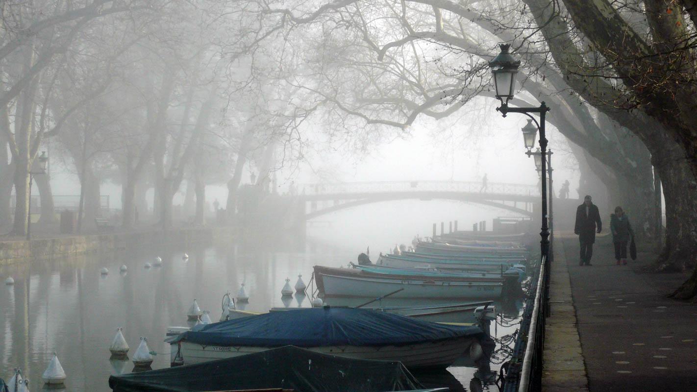 fog around the canal in annecy