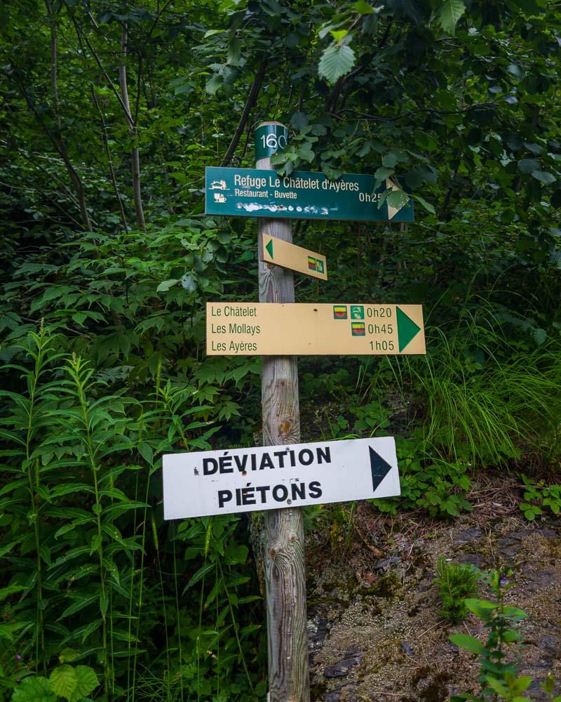 sign on the start of the lac de pormenaz hike