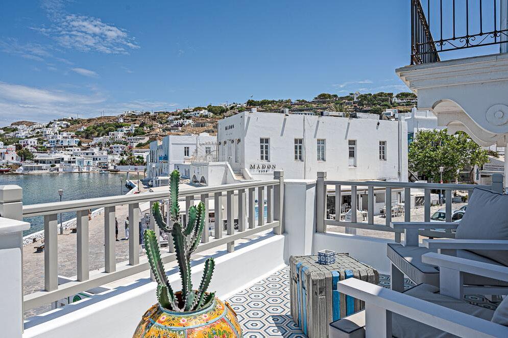 pnoe is a top 5 star hotels in mykonos on the beach