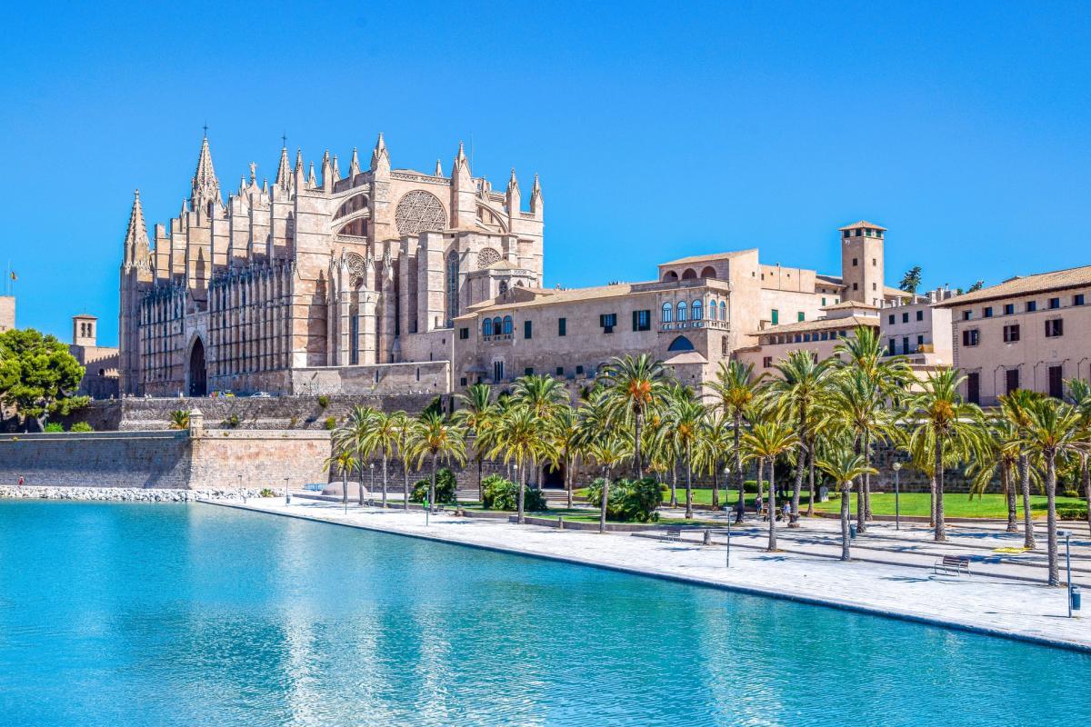 catedral de palma de mallorca is in the famous monuments in spain