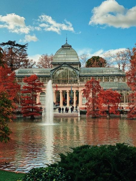 el retiro is one of the most famous madrid landmarks