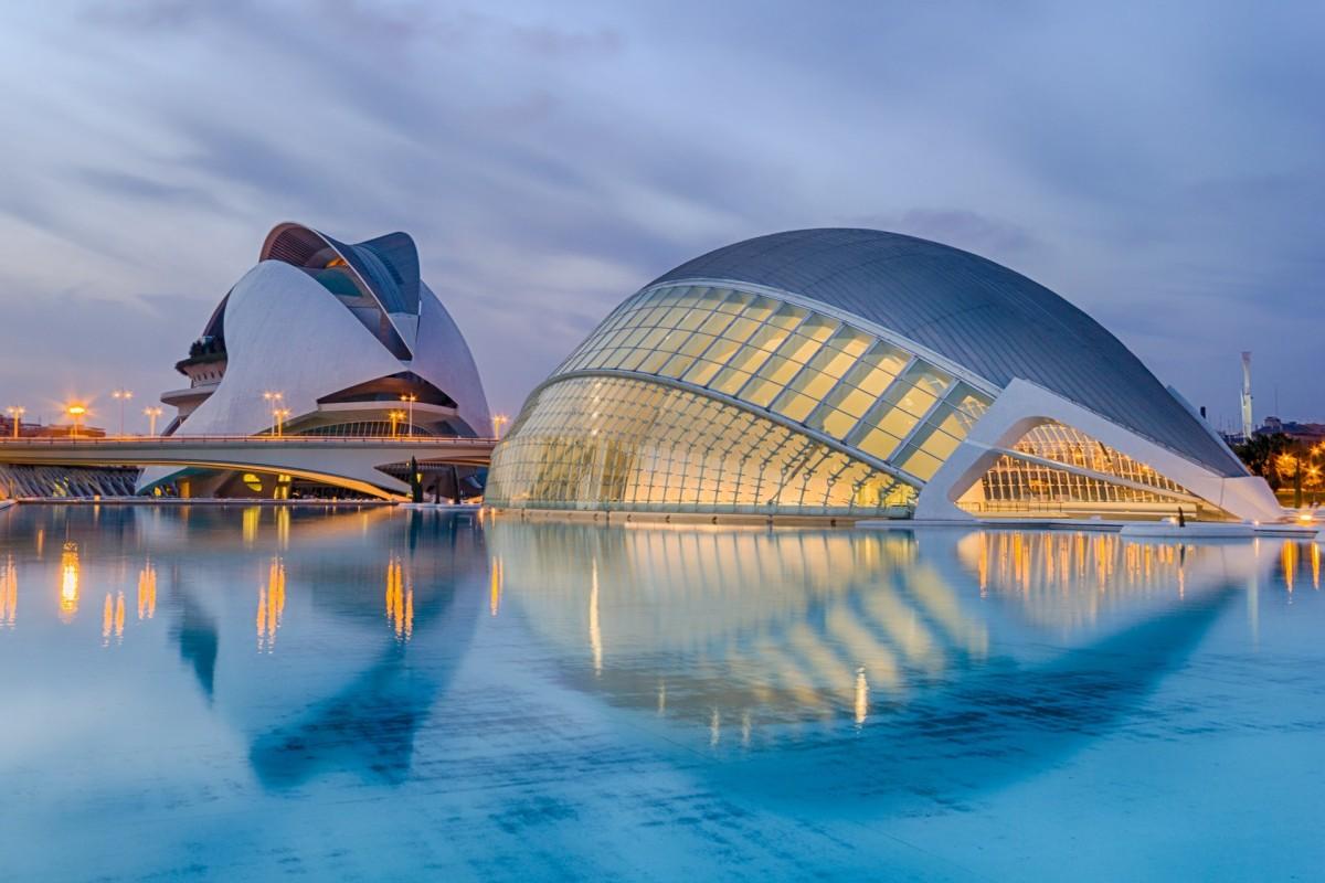 find where to stay in valencia for nightlife