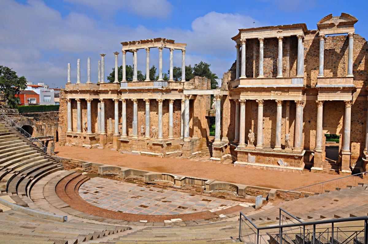 teatro romano de merida is in the list of the famous buildings in spain
