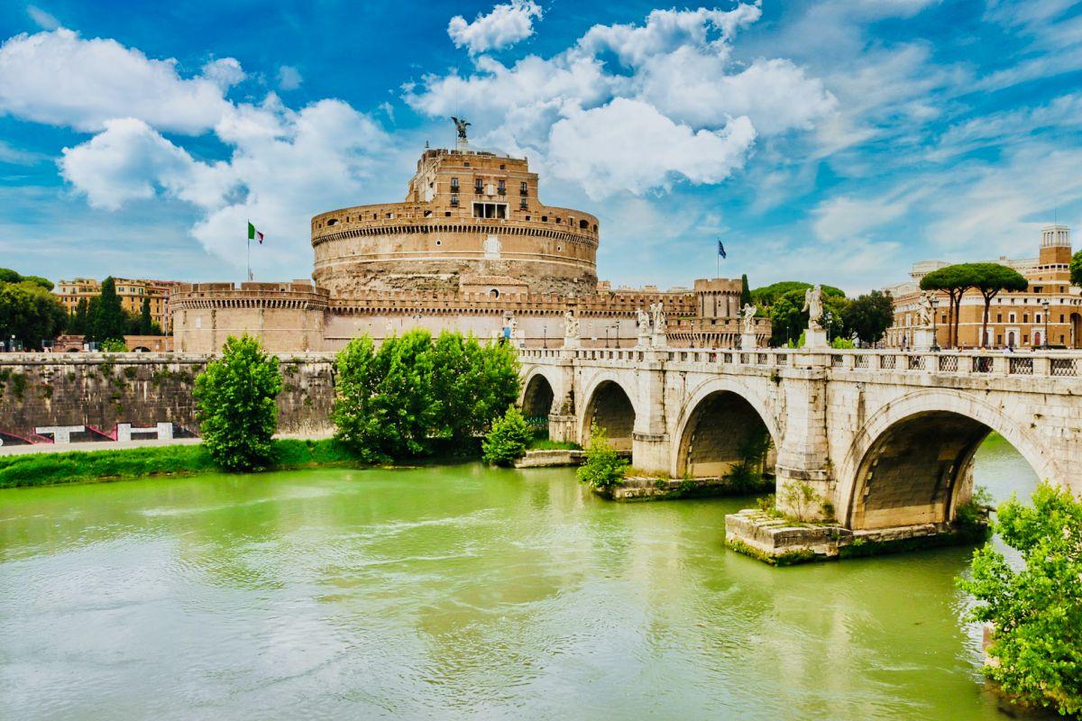 castel sant agelo is one of the famous rome landmarks