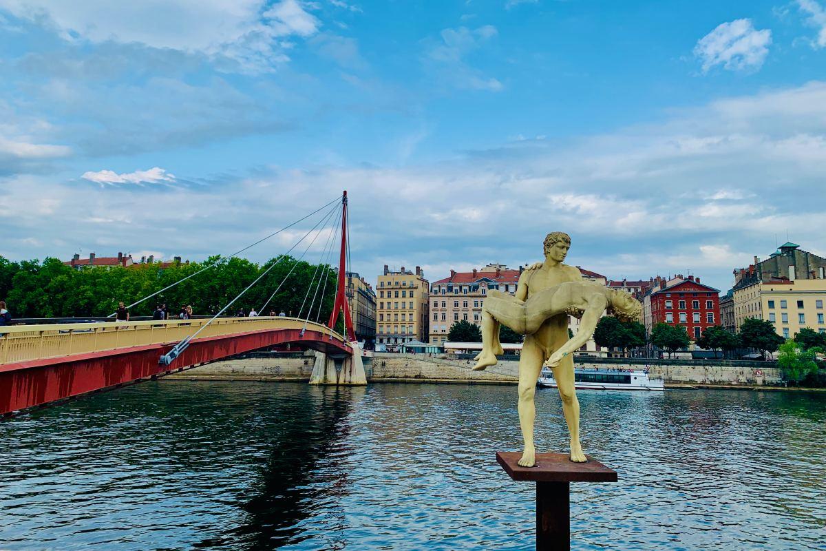 passerelle du palais de justice statue