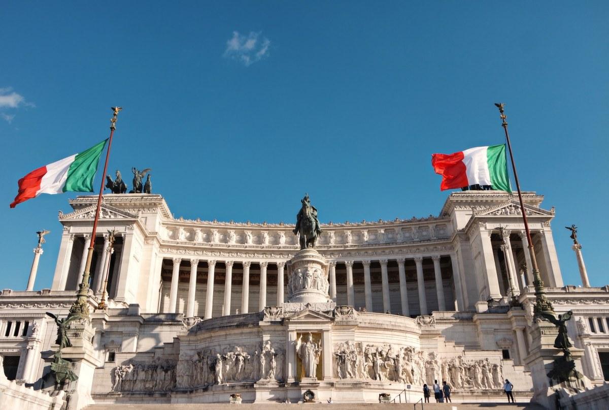 victor emmanuel 2 monument is in the best italy rome landmarks