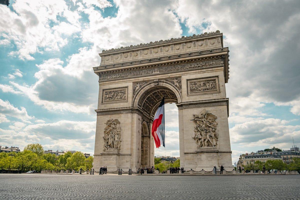 arc de triomphe is a famous building in paris