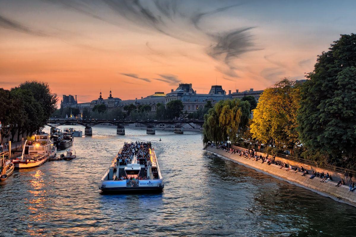 seine river in paris