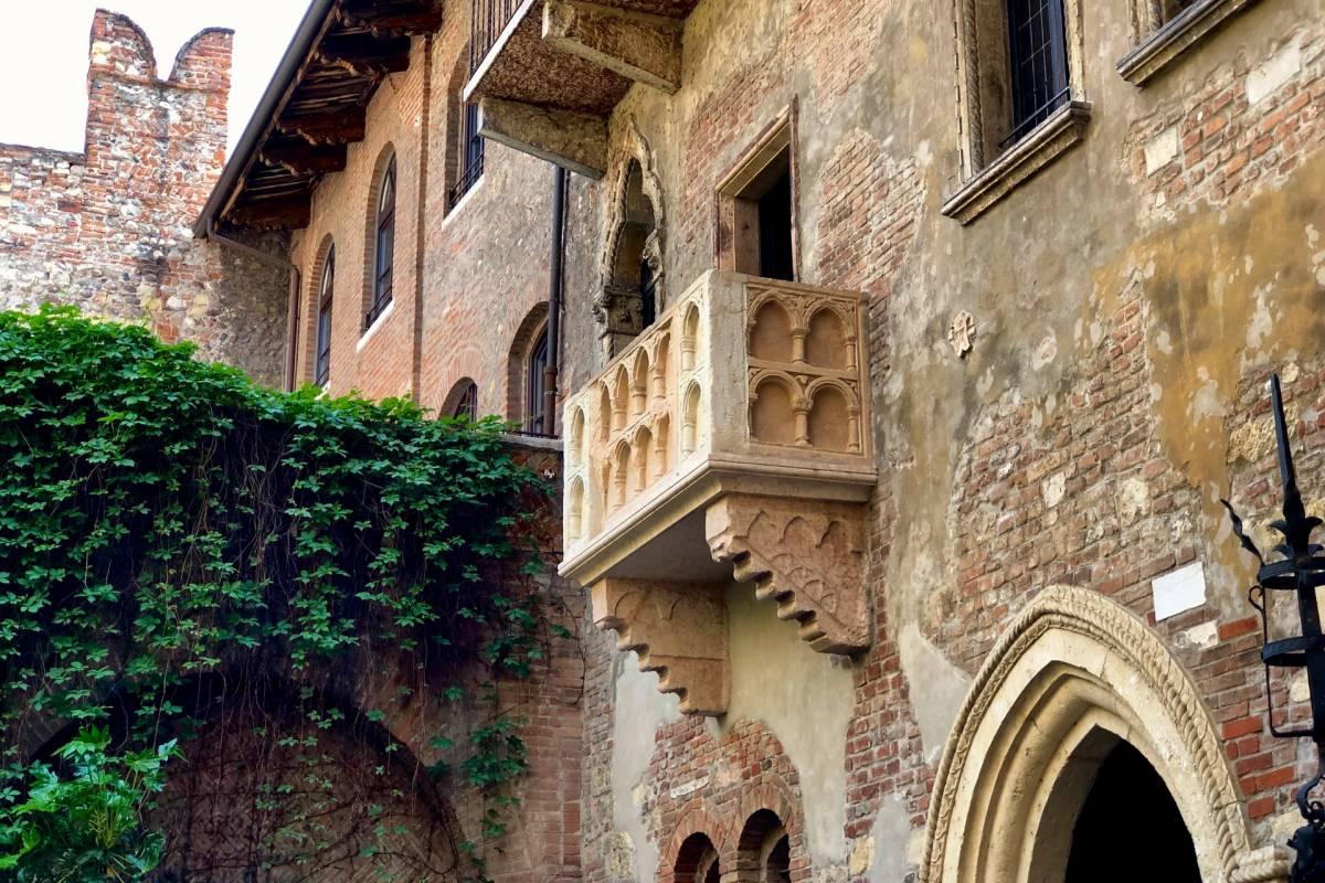juliet balcony is in the famous buildings of italy