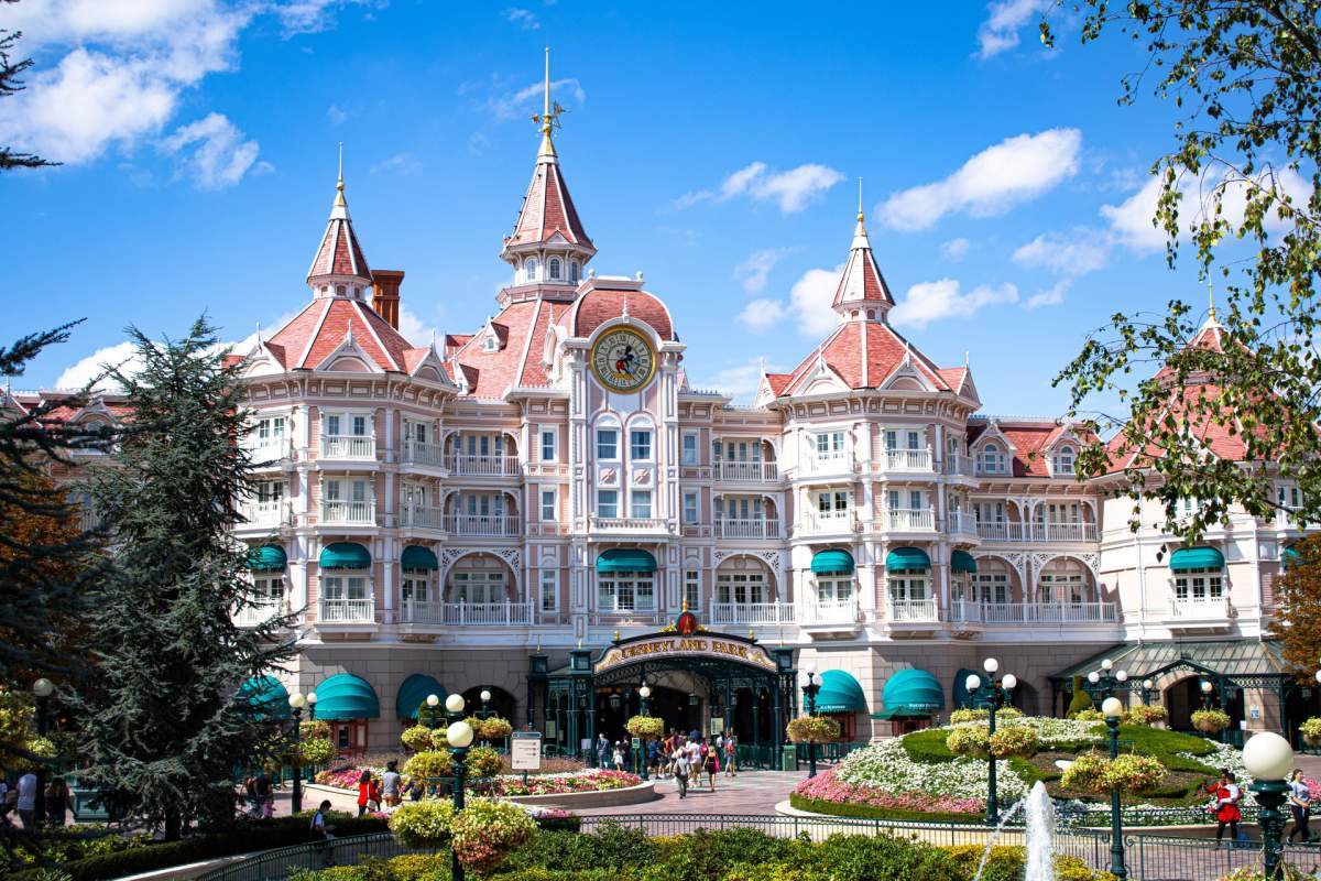 20 random (yet awesome!) facts about Disneyland Paris - Footsteps on the  Globe