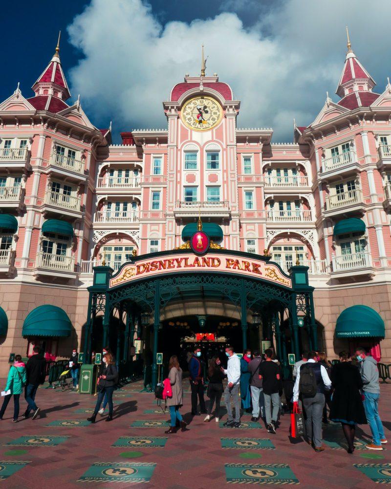 34 - visitors entering disneyland paris