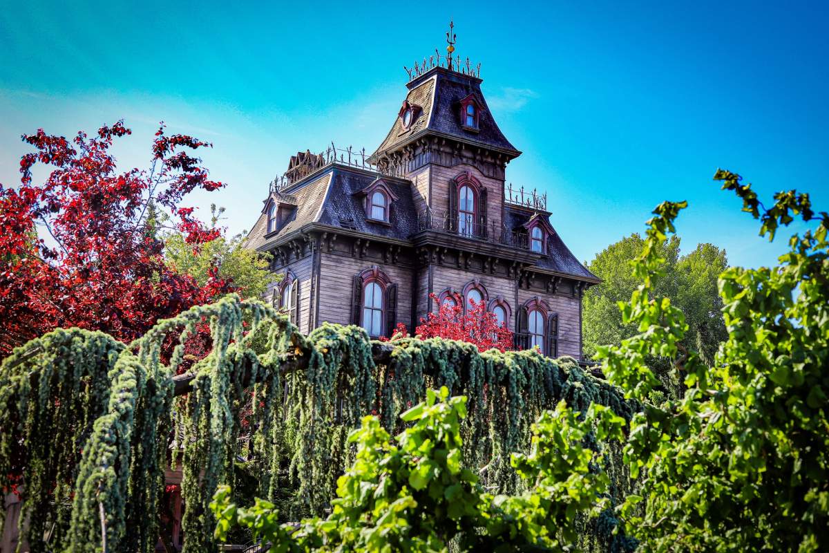 9 - fun facts about disneyland paris phantom manor