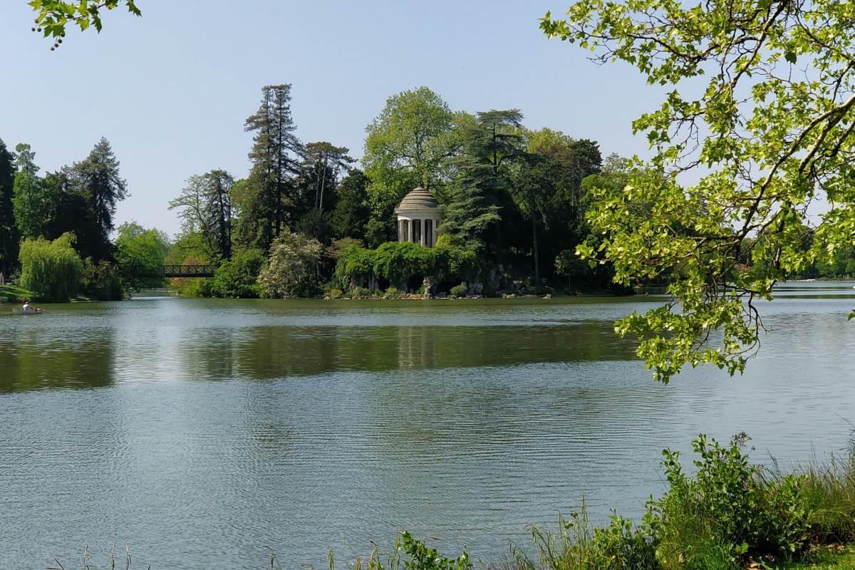 bois de vincennes is in the famous gardens in paris