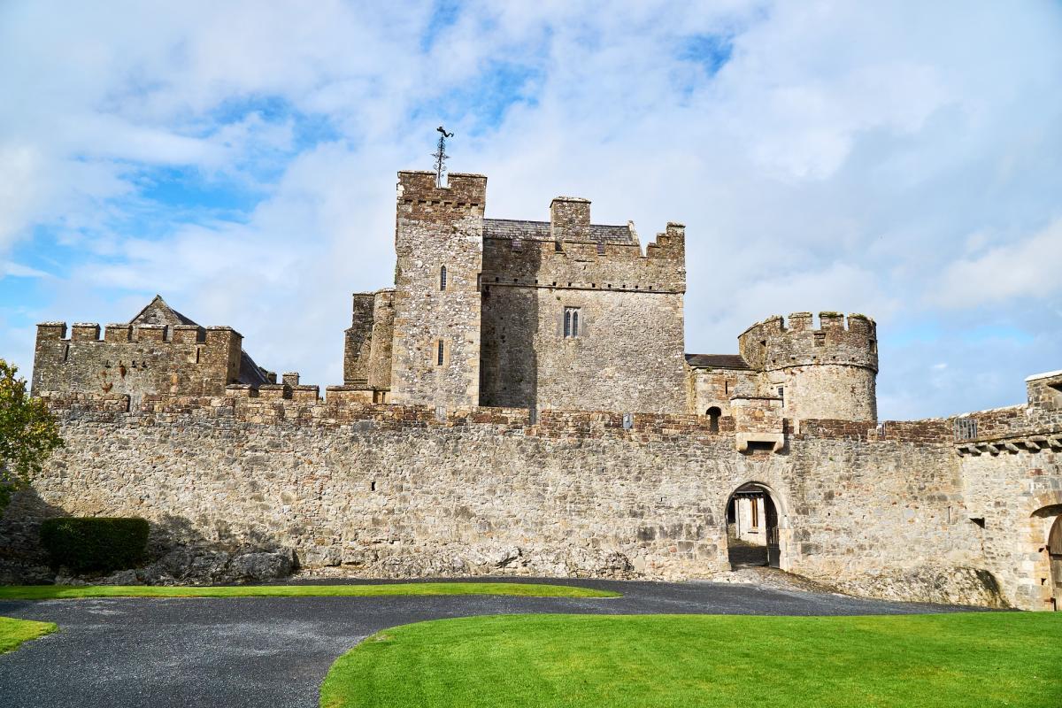 cahir castle is in the irish famous landmarks