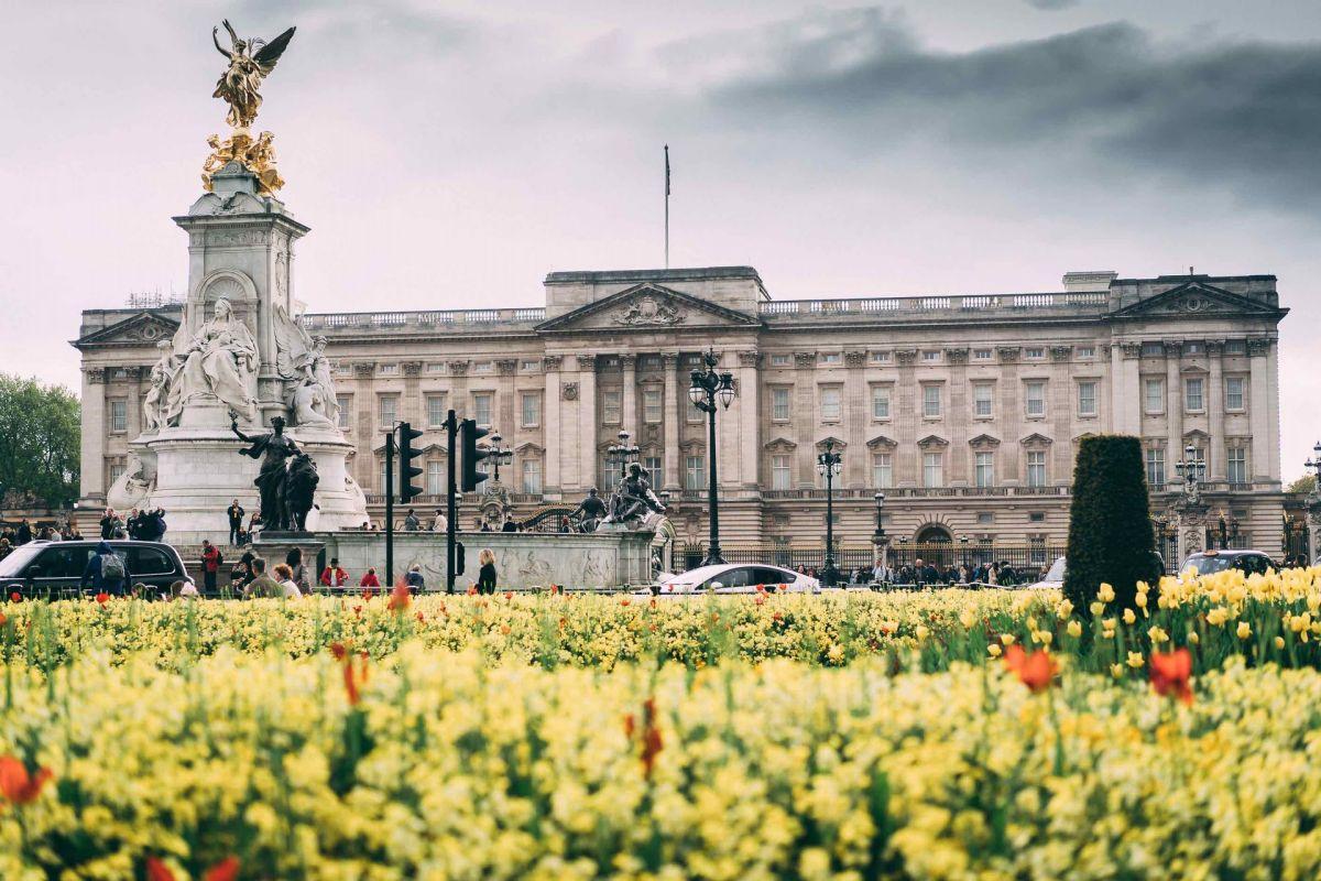 buckingham palace is among the famous landmarks in the united kingdom