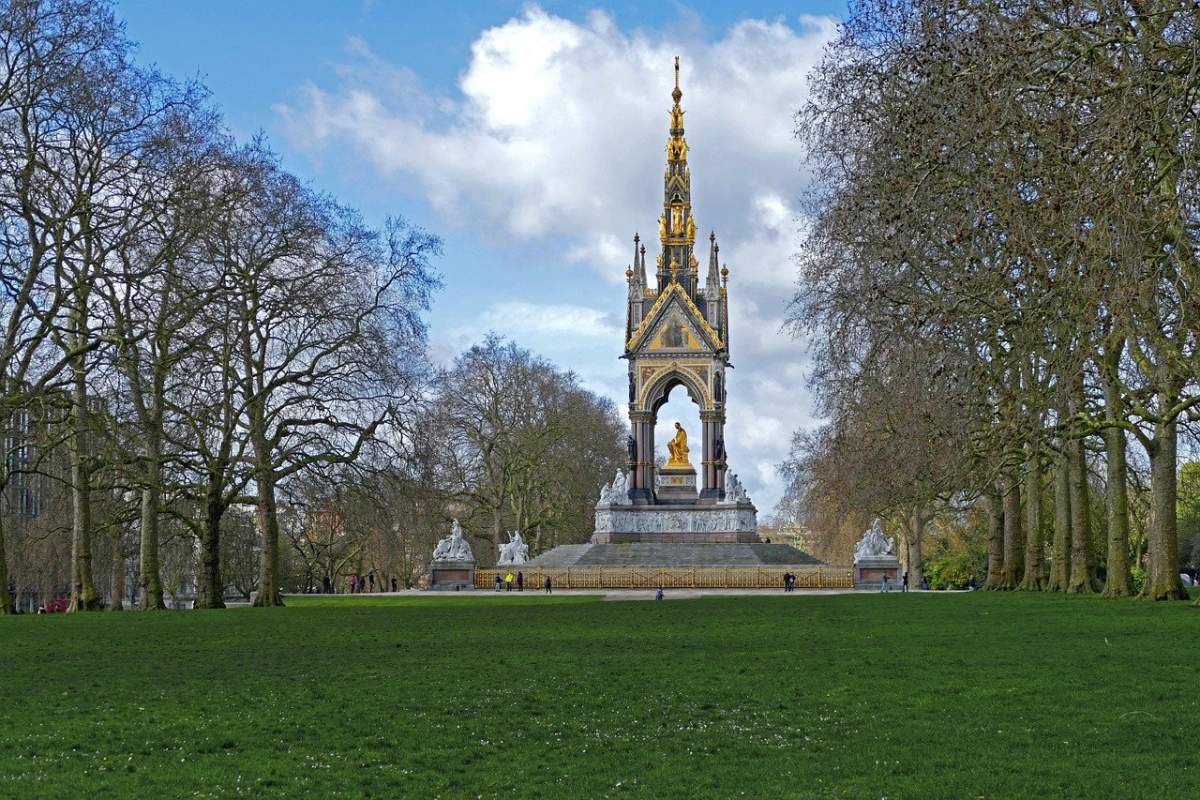 hyde park is in the major landmarks in england