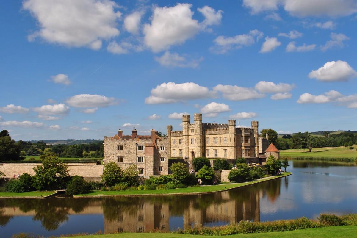 leeds castle is in the famous monuments in england