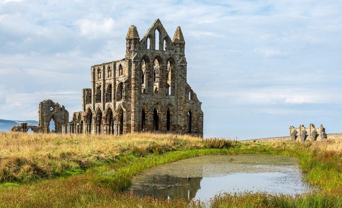 whitby abbey is in the historical landmarks in england