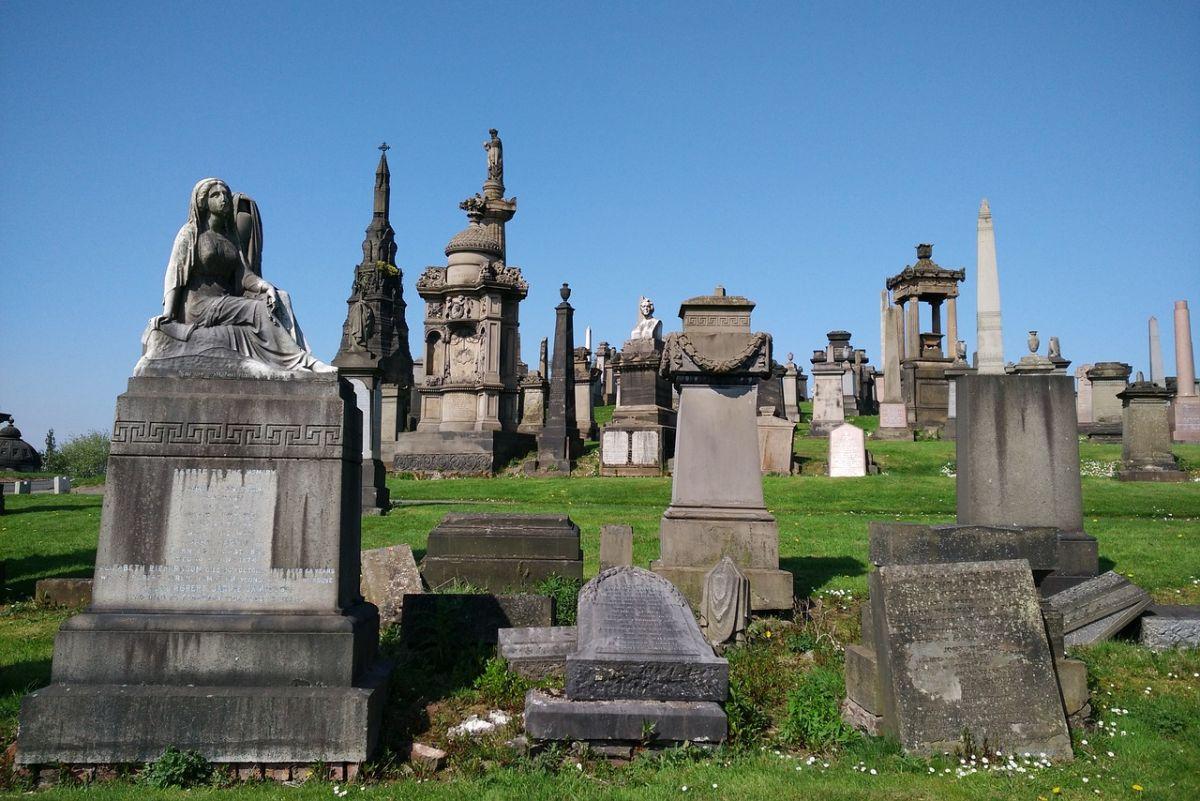 glasgow necropolis is in the famous glasgow landmarks