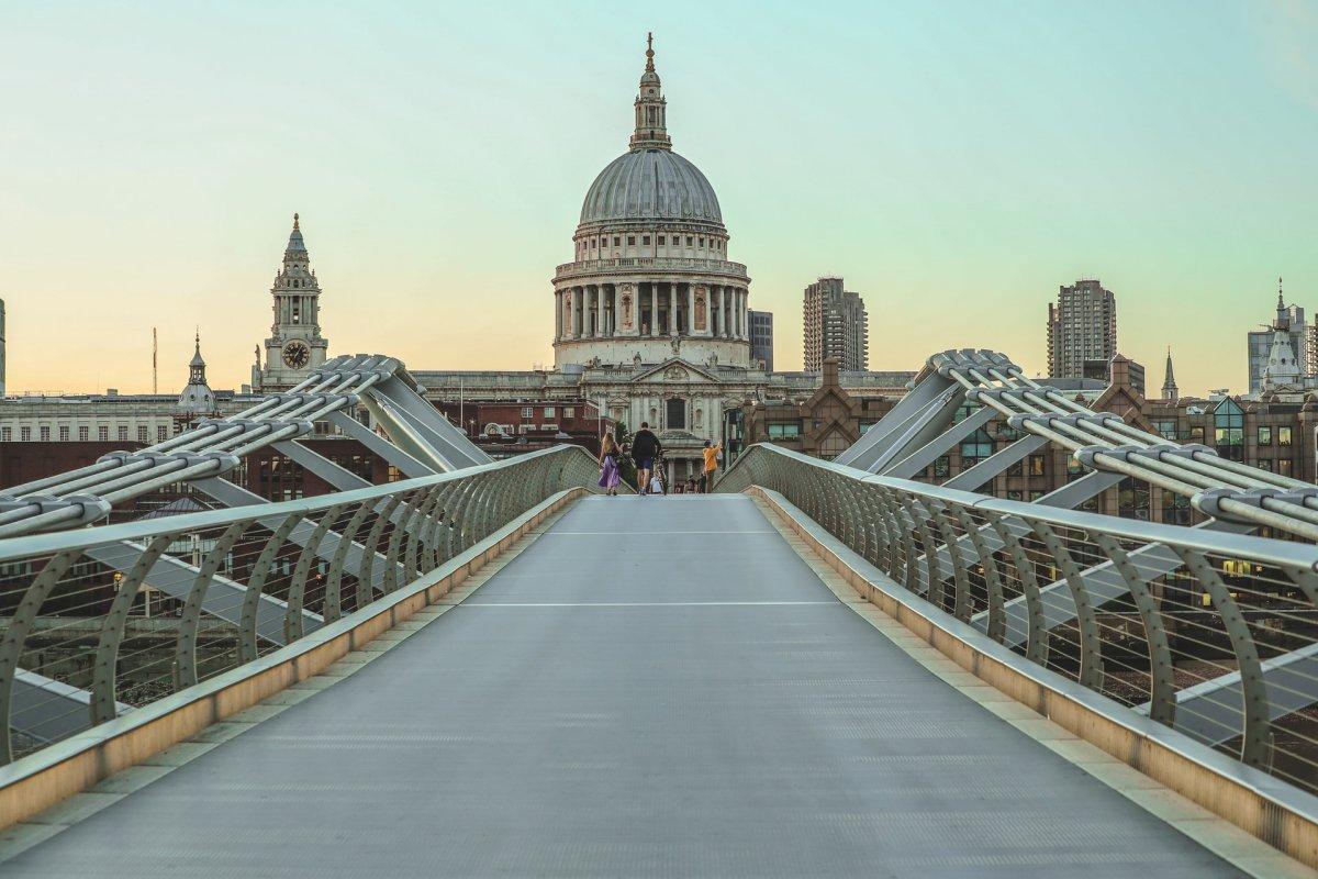 millenium bridge is among the iconic buildings in london