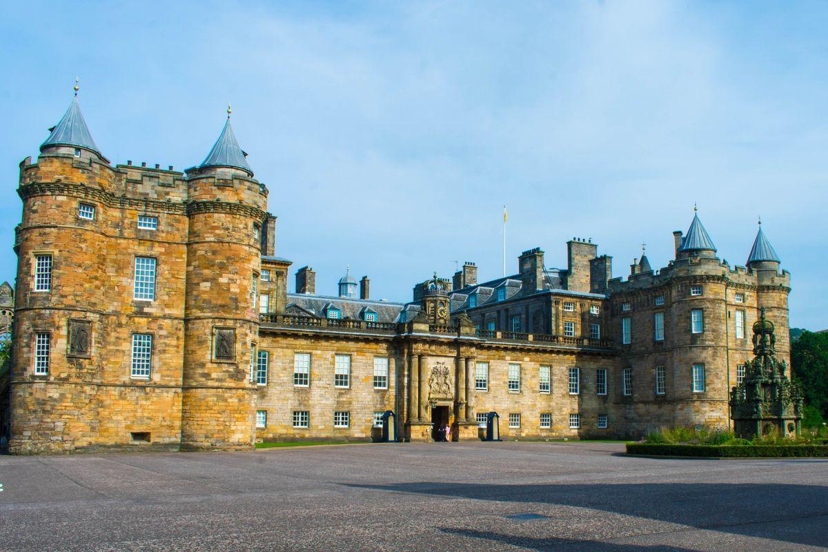 palace of holyroodhouse is in the famous landmarks of edinburgh
