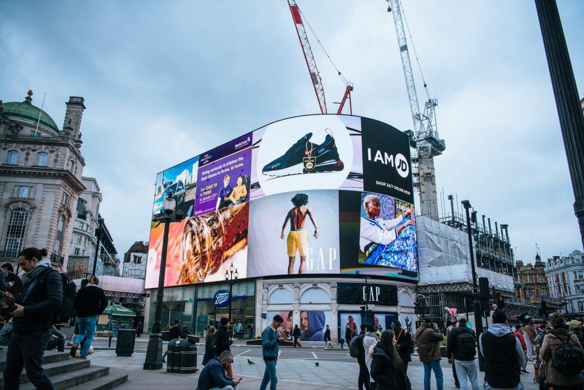 piccadilly circus is in the best london city landmarks
