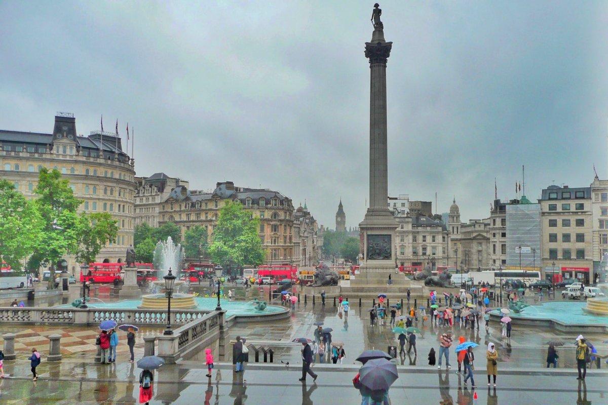 trafalgar square is in the famous london historical landmarks