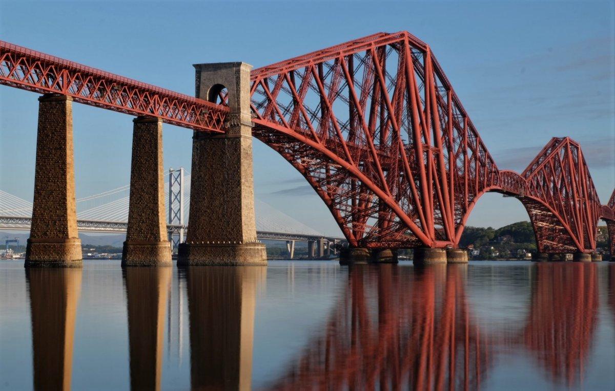 forth bridge is among the famous buildings in scotland