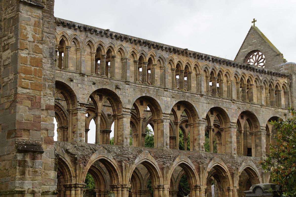 jedburgh abbey is in the historic buildings in scotland