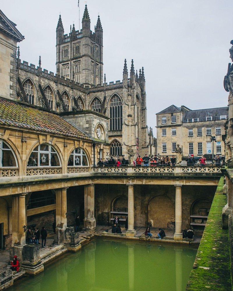 the roman baths are in the famous buildings in united kingdom