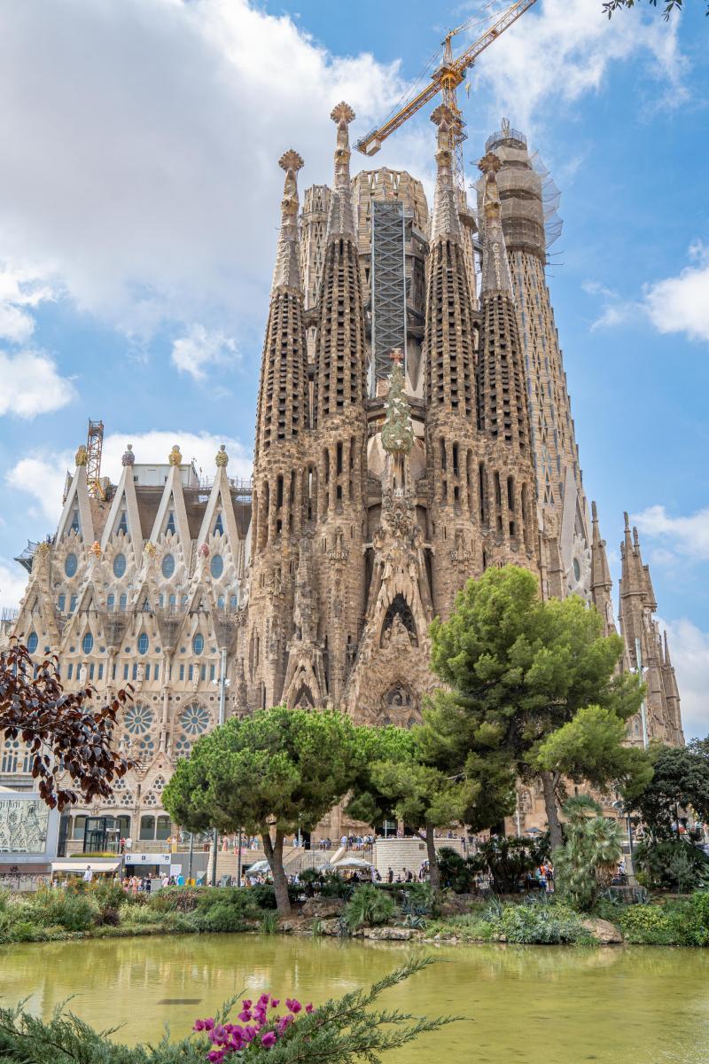 1 - la sagrada familia is the most famous church of spain