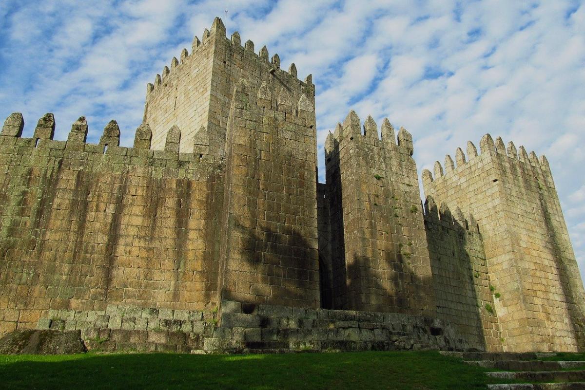 guimaraes castle is in the list of the famous monuments of portugal