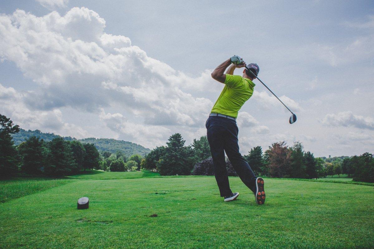 golf player playing golf