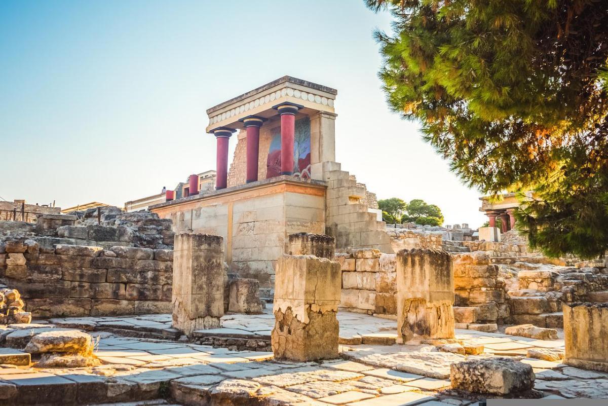 knossos palace is in the famous ancient greek buildings