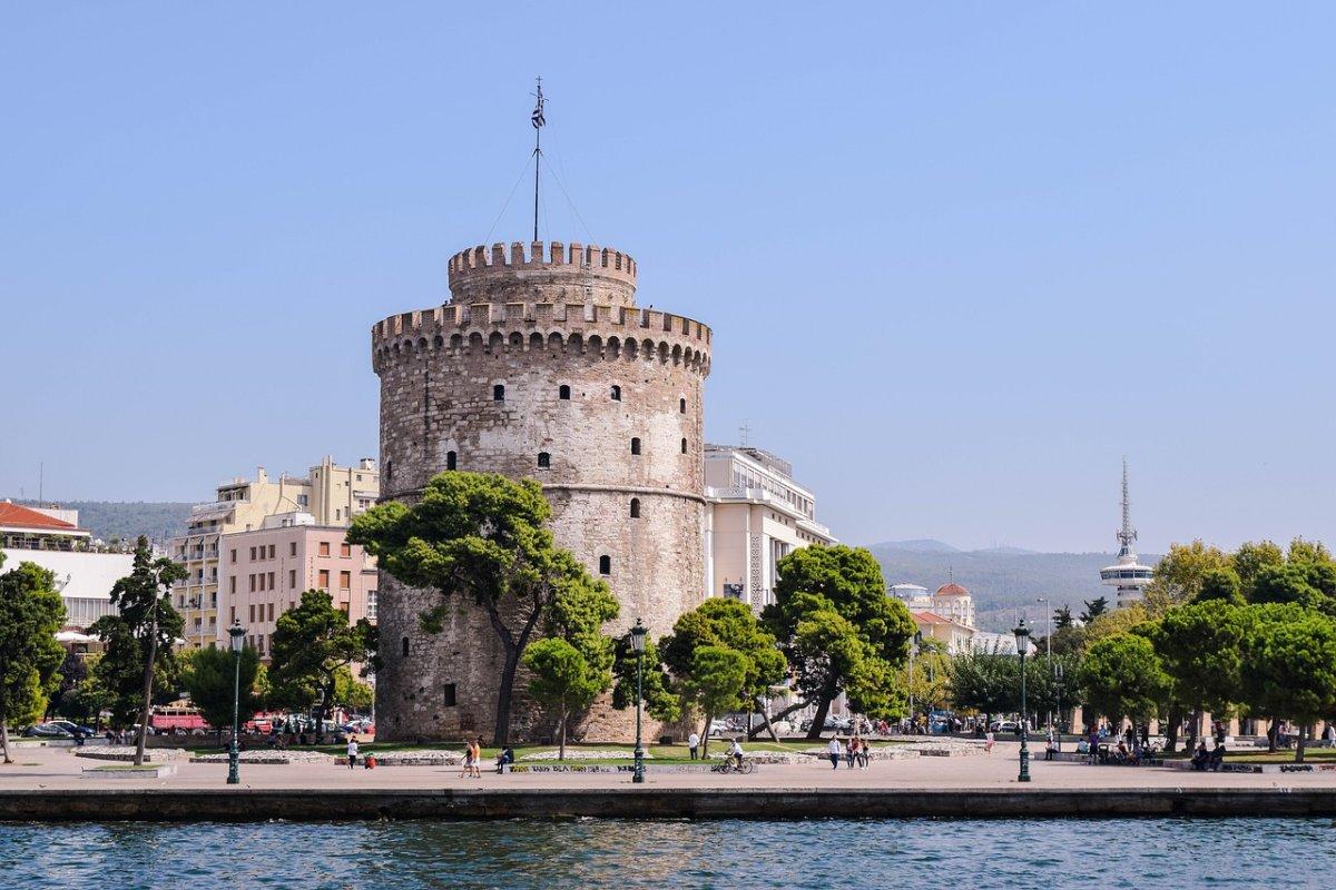 the white tower of thessaloniki is among the famous buildings in greece