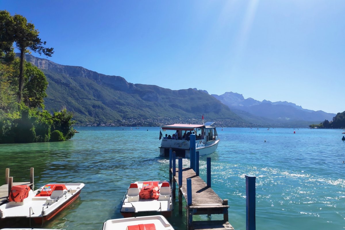boat cruising in lake annecy things to do