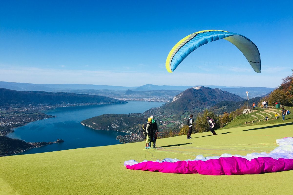 paragliding is in the best activities in annecy