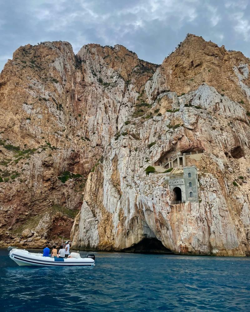 4 - tiny boat in front of sardinia porto flavia