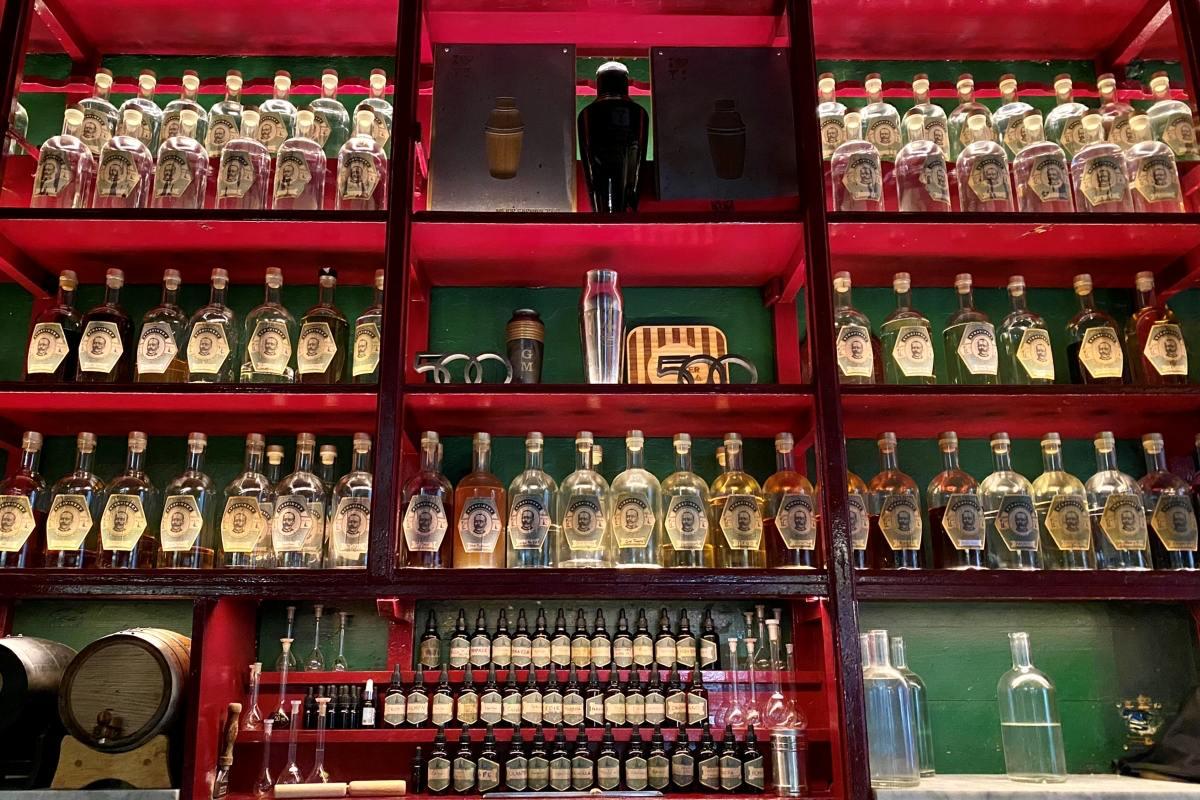 dr stravinsky cocktail bar in Barcelona