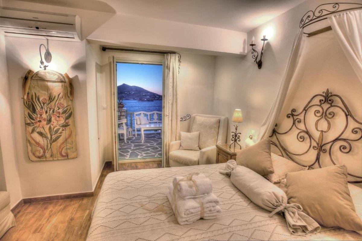 villa isabella is in the best hotels in paros on the beach