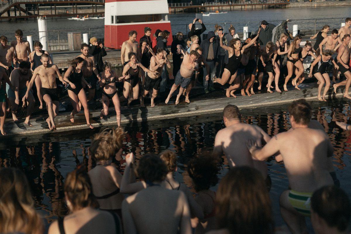 17 - danes jumping in the water at islands brygge