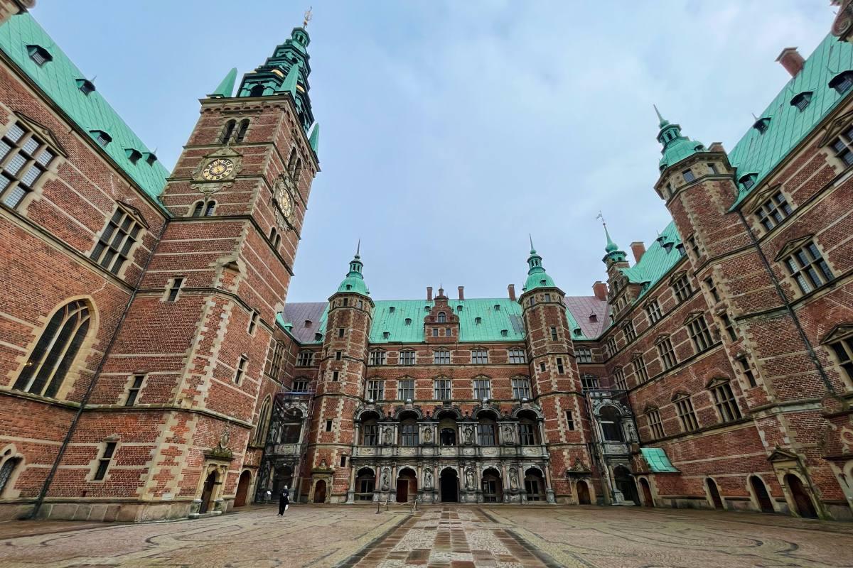 copenhagen frederiksborg castle inner courtyard